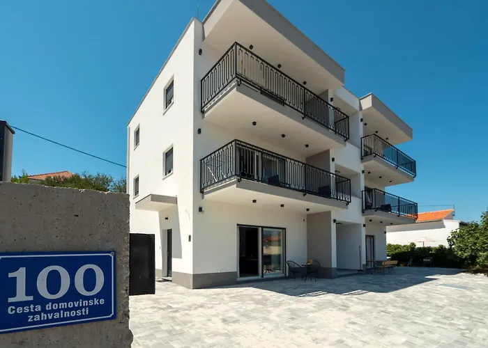 Luxury Nicole 2 * Τρογκίρ