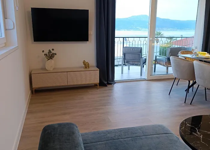 Luxury Nicole 2 Τρογκίρ