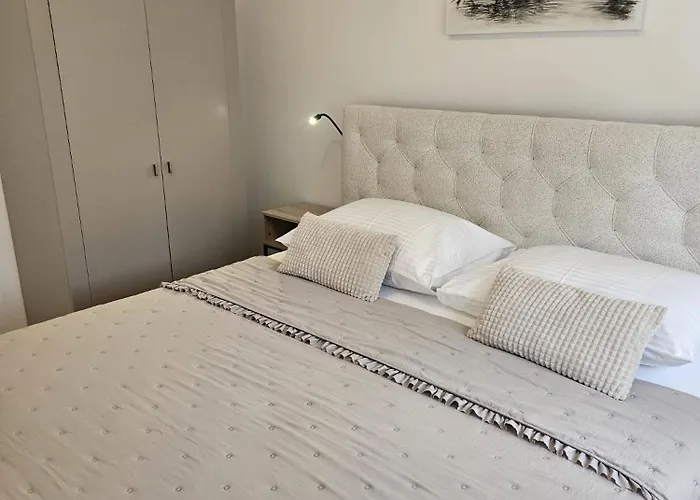 Luxury Nicole 2 * Τρογκίρ