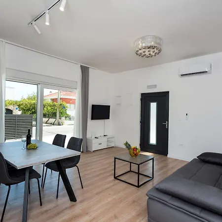 Luxury Nicole 2 * تروغير